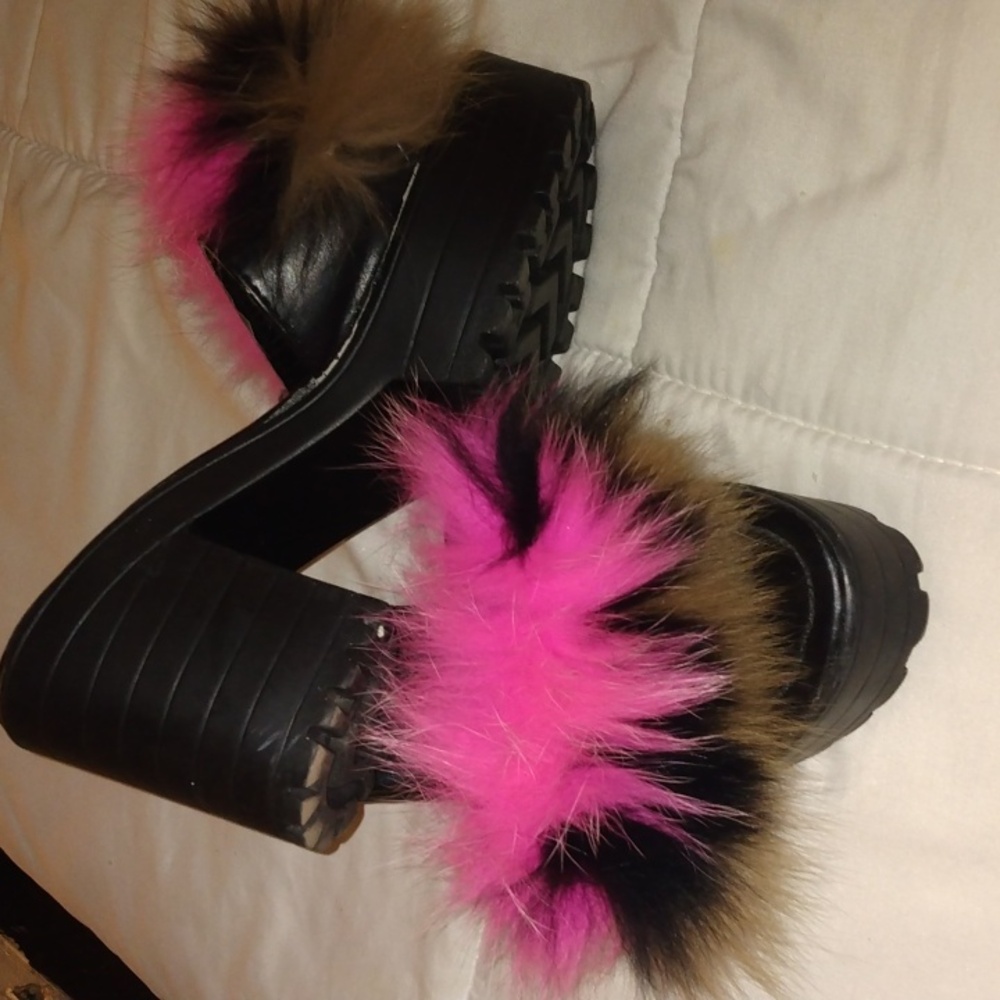 NWOT NEVER WORN PUFFY SANDLES.
